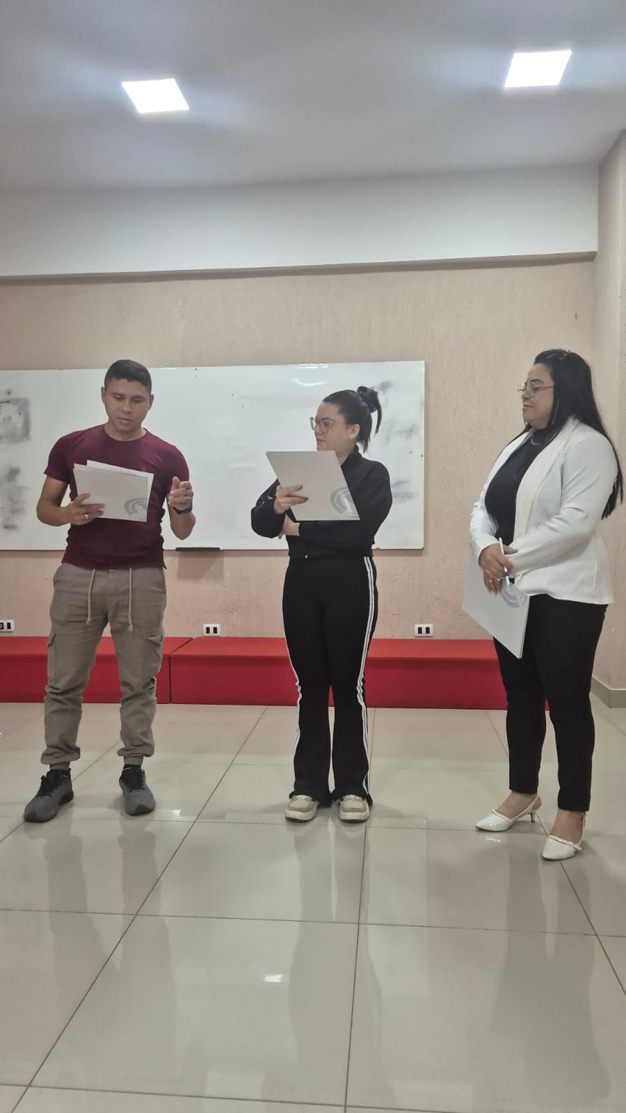 Alunos recebendo certificados em sala de aula