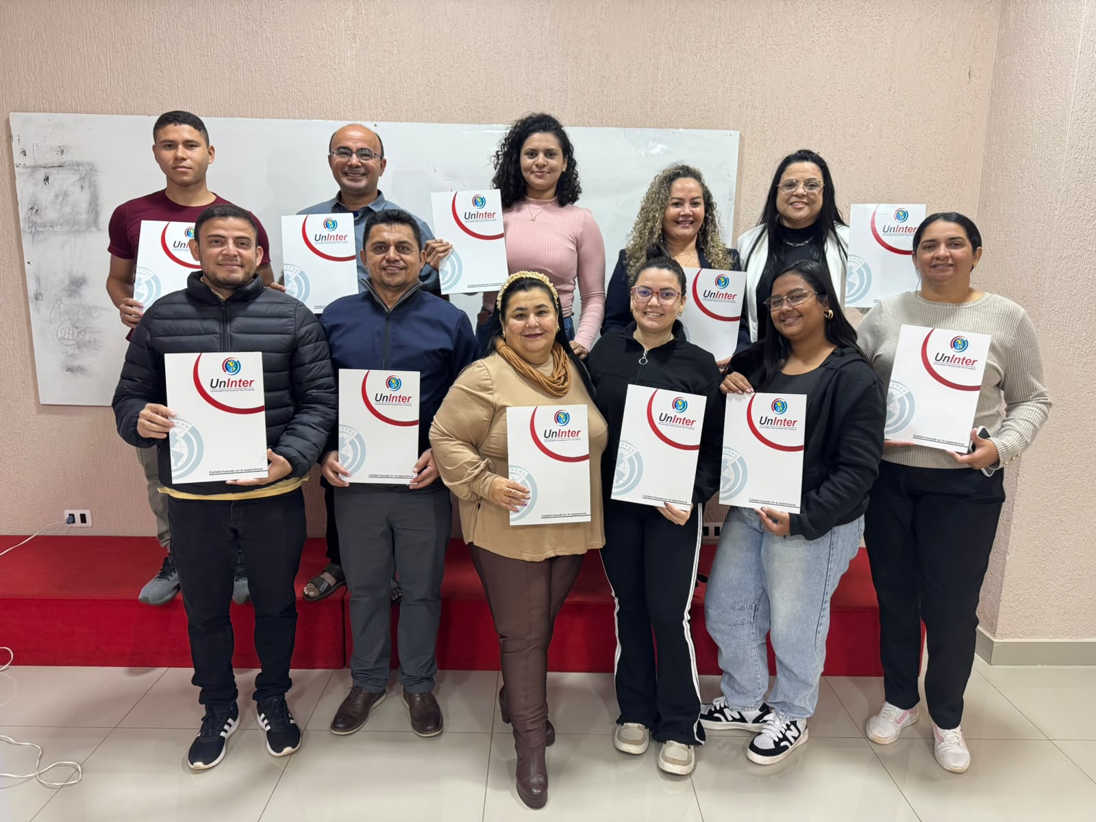 Turma posando com certificados em sala de aula