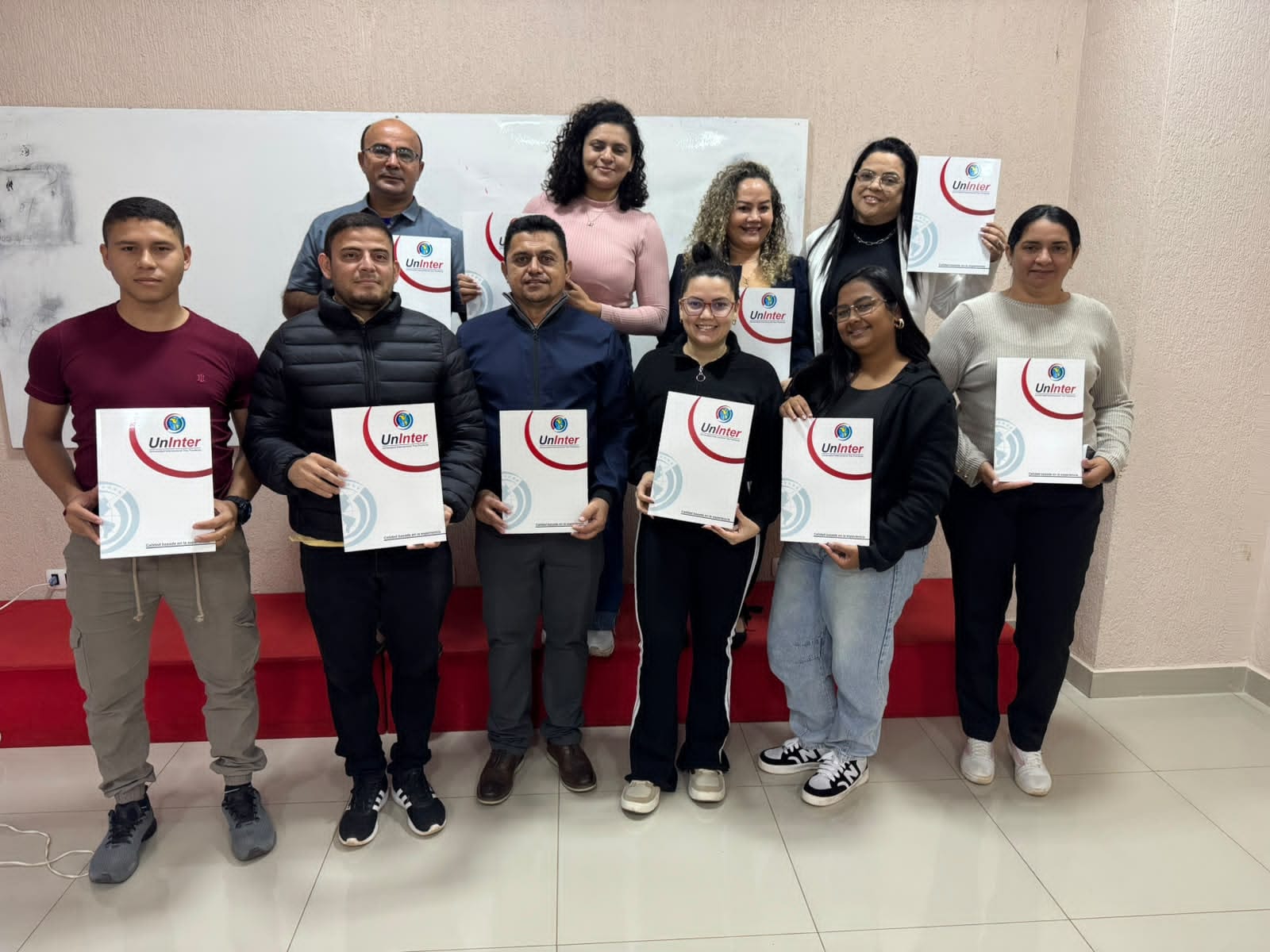 Grupo de alunos exibindo certificados