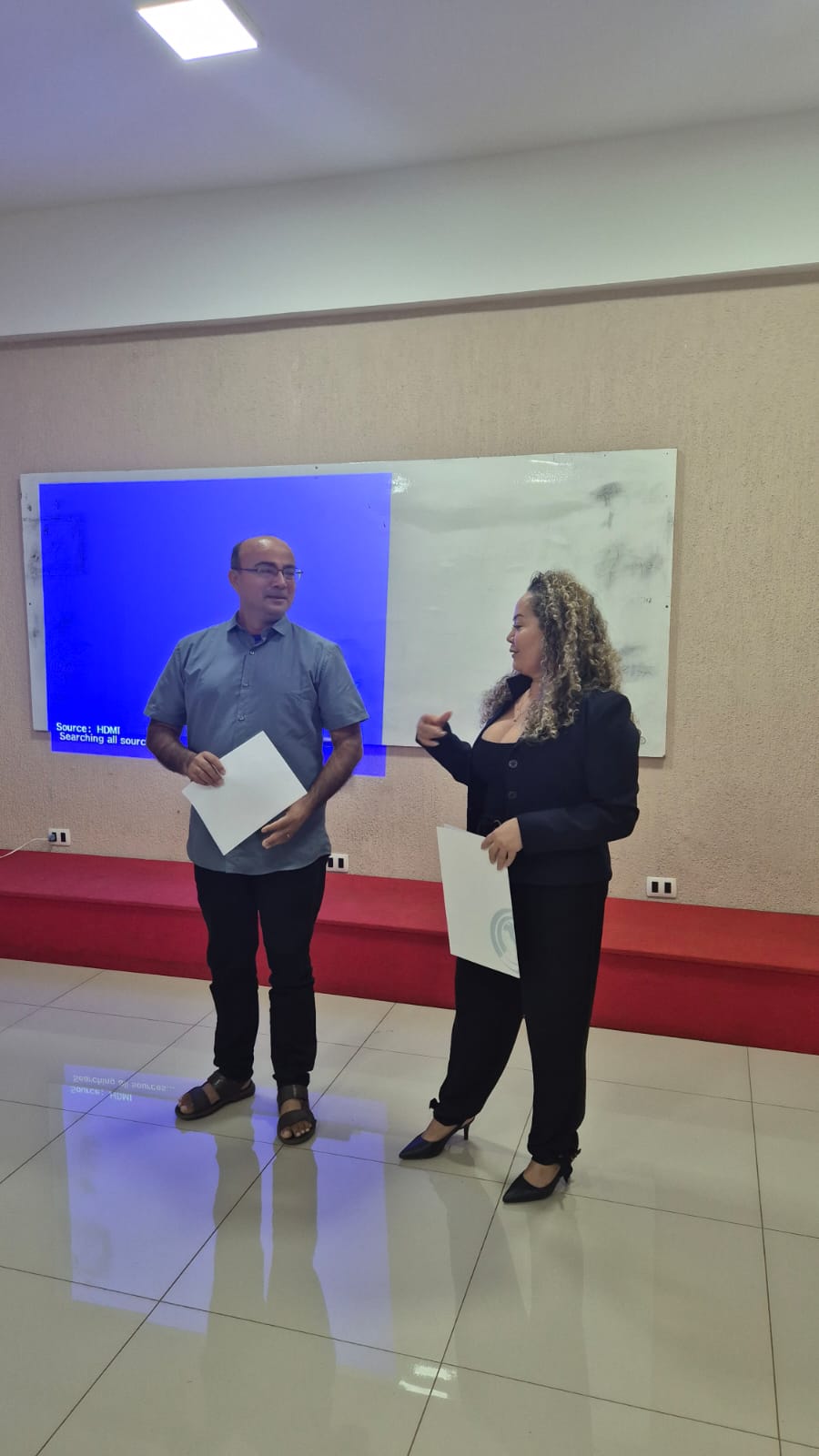 Coordenadores conversando durante cerimônia de certificação