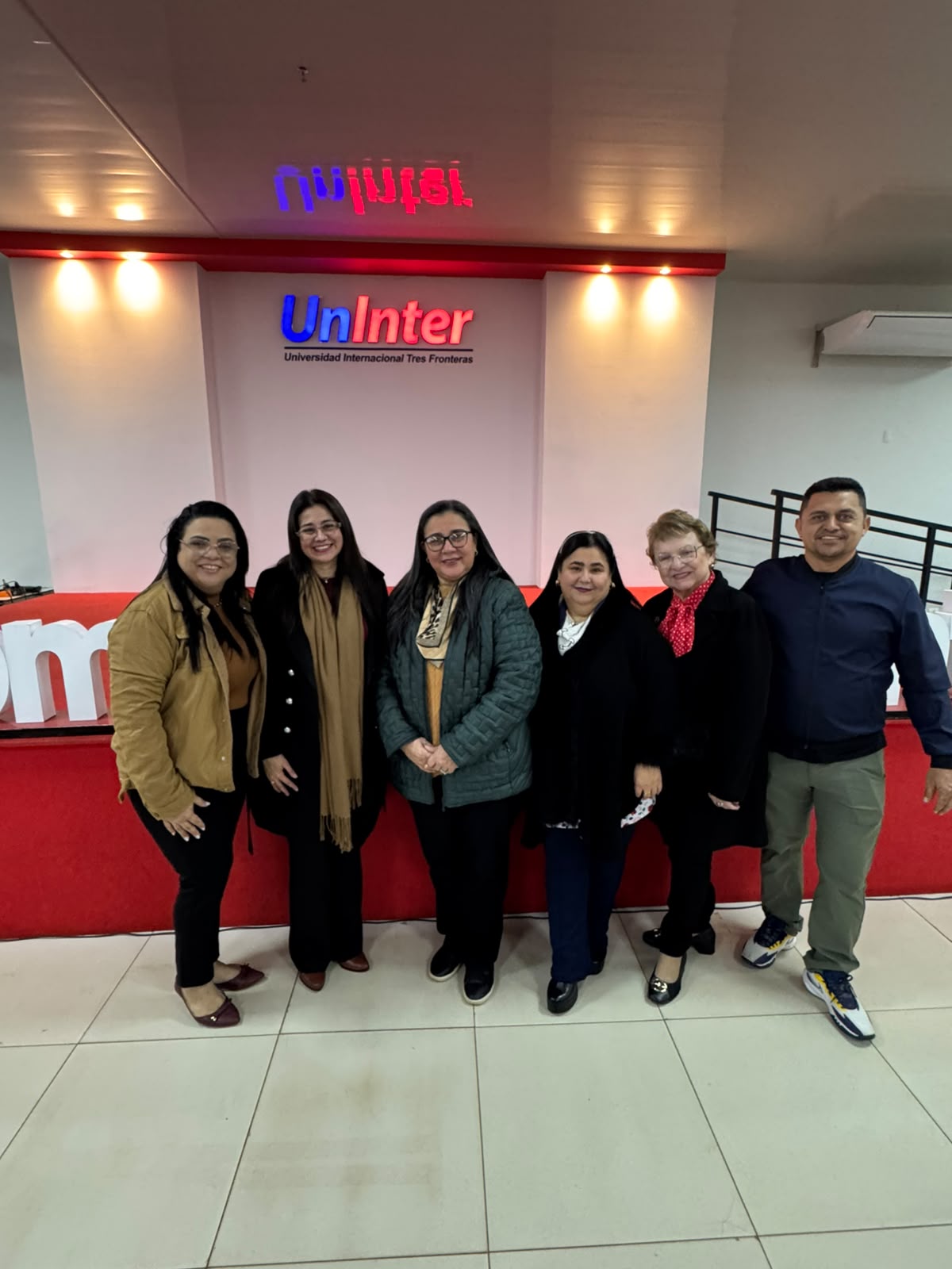 Grupo de alunos na recepção da instituição no Paraguai