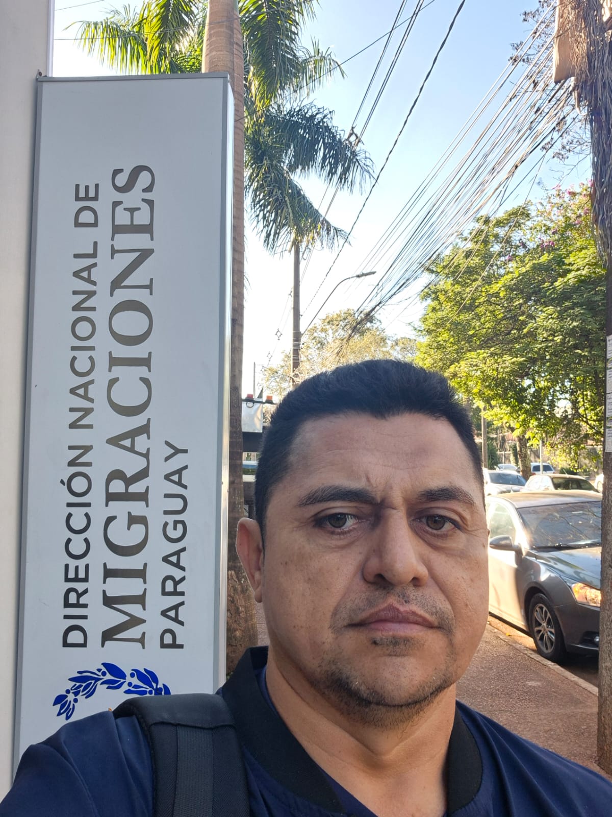 Selfie junto à placa do órgão de migração no Paraguai