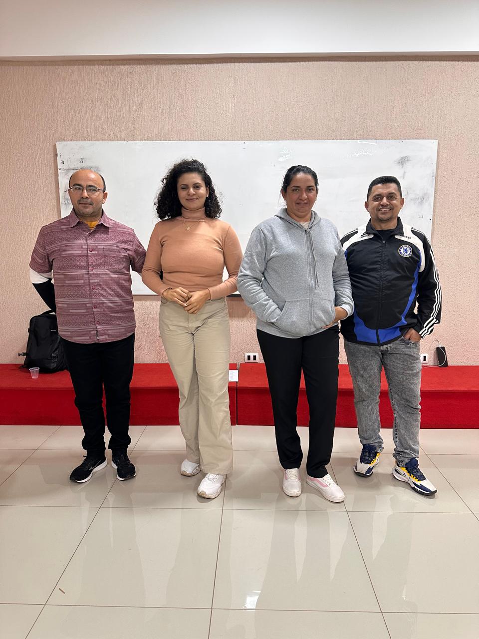 Alunos posando em frente ao quadro branco