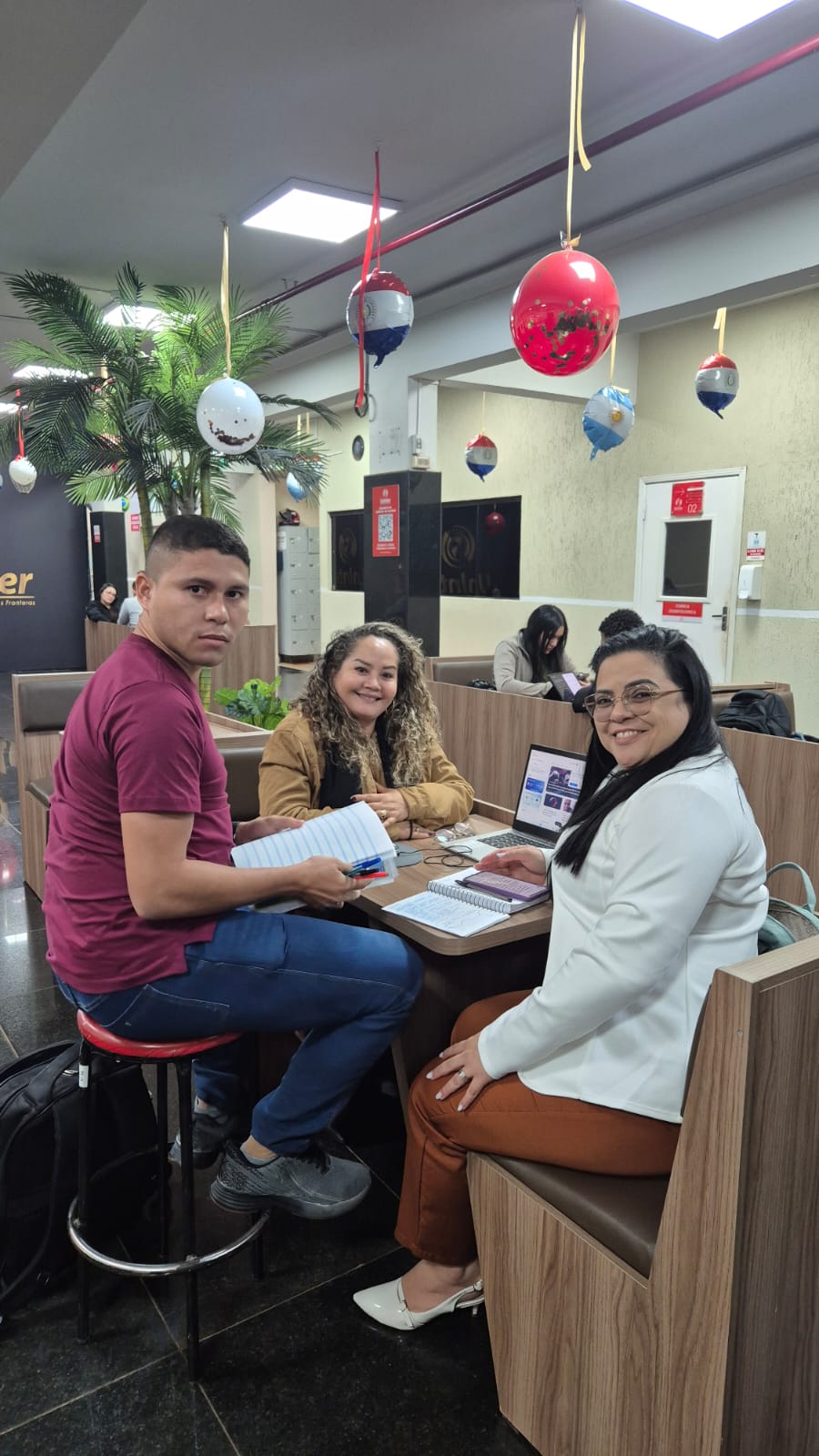 Alunos estudando em área de convivência da universidade