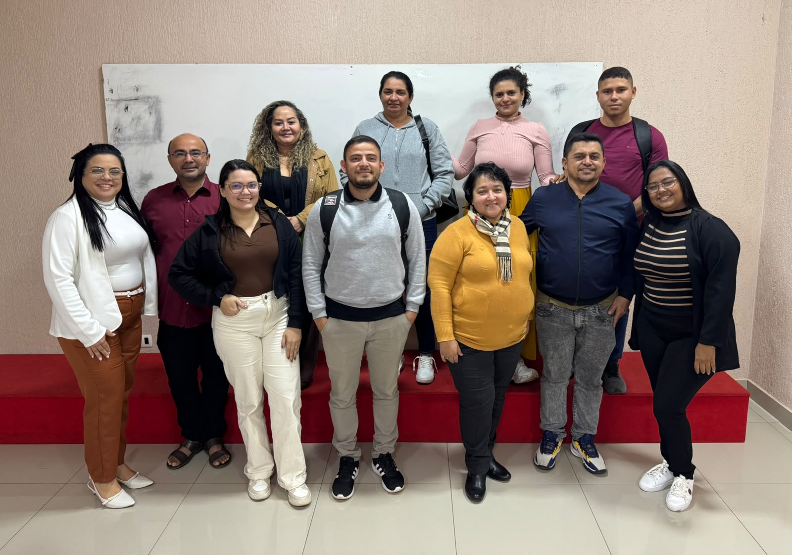 Turma completa posando para foto em grupo