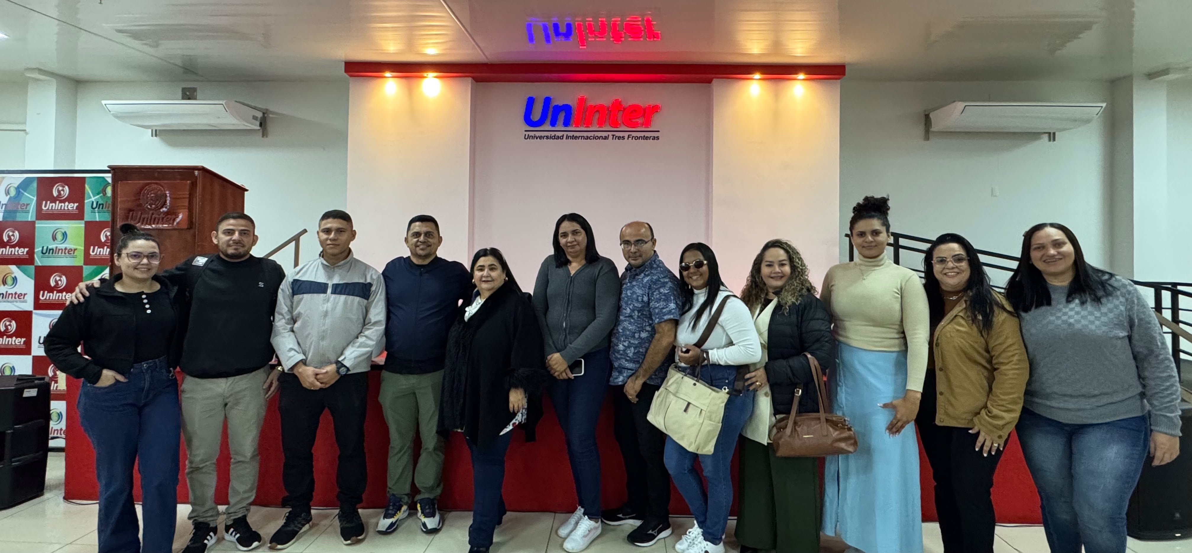 Grupo na recepção da universidade parceira no Paraguai