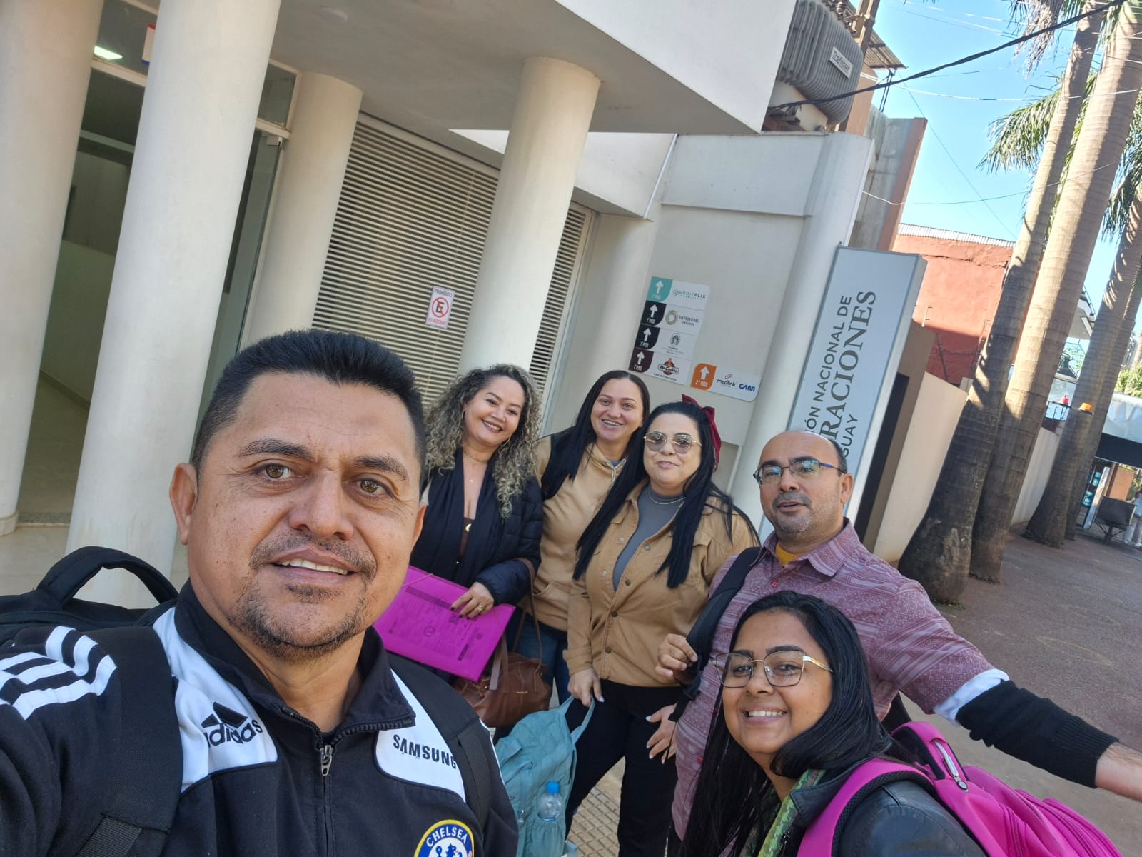 Selfie do grupo na entrada do prédio de migração no Paraguai