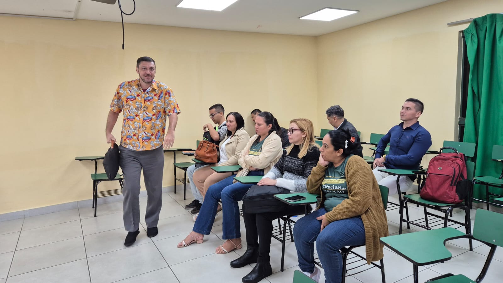 Professor e alunos em sala de aula