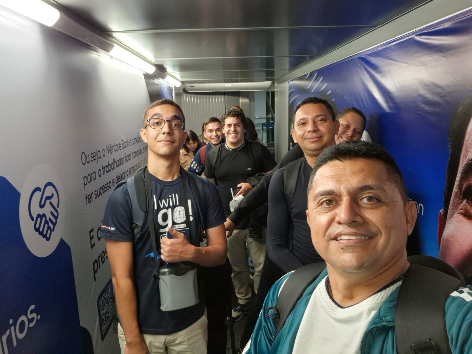 Grupo de alunos dentro do transporte de viagem