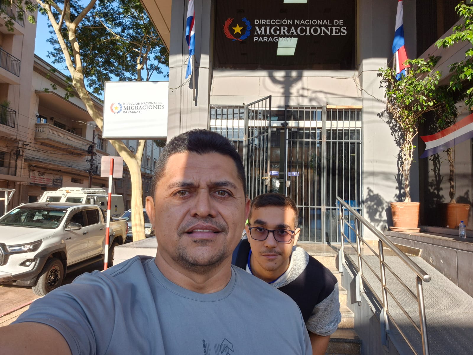 Selfie do grupo em frente ao órgão de migração no Paraguai